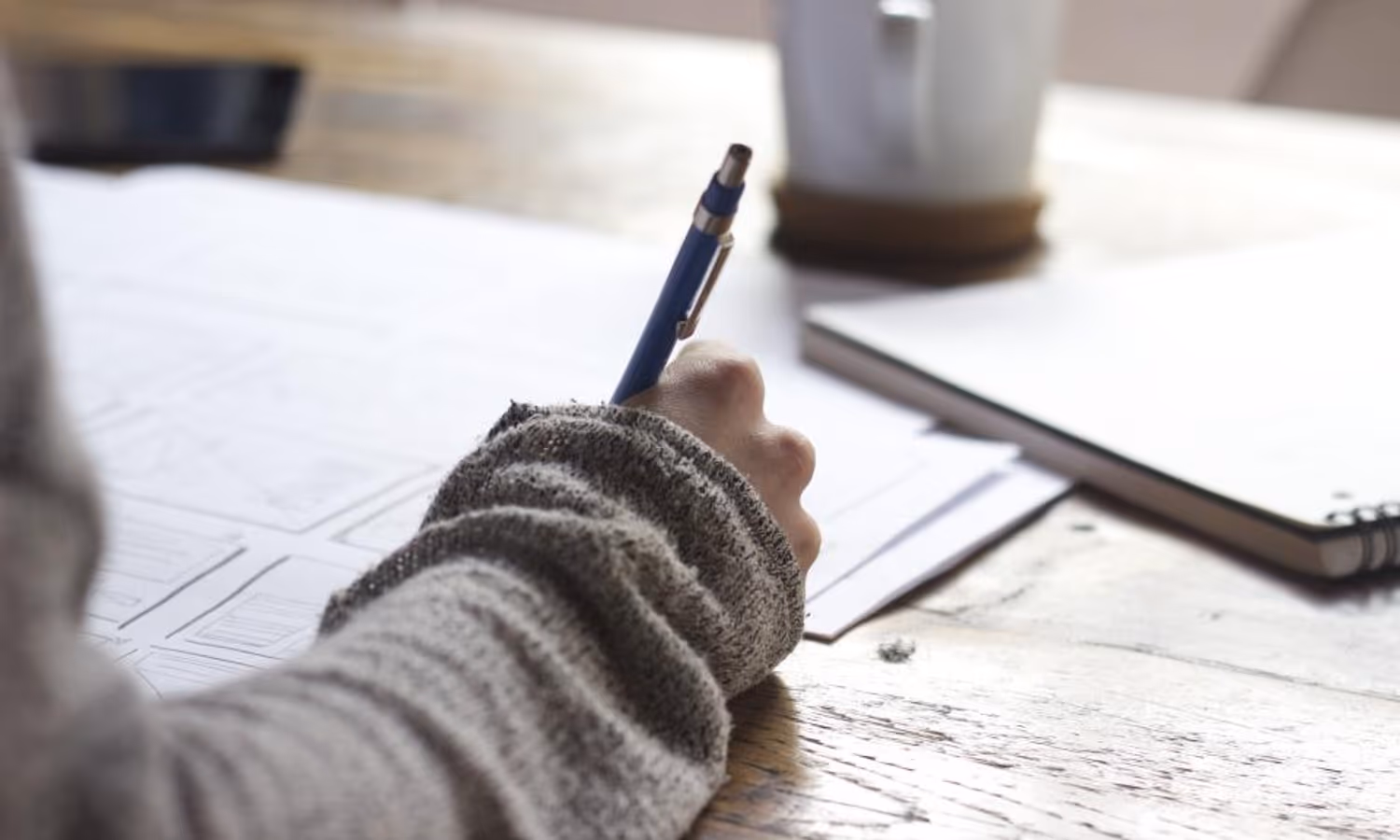 Des documents et des relevés de compte réunis dans les jours qui suivent la découverte