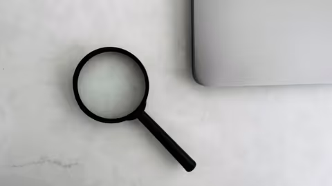L’interface de trading d’une plateforme sur un ordinateur portable, vérifiée avant le premier versement